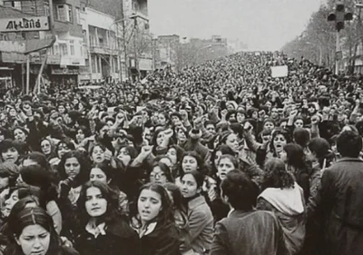Sankullo - Iran 1979 kilka dni po islamskiej rewolucji. Kobiety protestuja przymus no...
