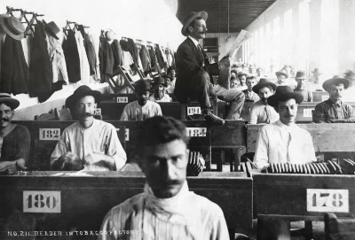Lizus_Chytrus - Lektorzy w fabrykach cygar. Zdjęcia ~1900-1930r.

 Praktyka głośnego...