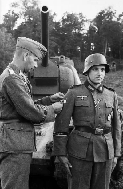 N.....h - Niemiecki żołnierz otrzymuje odznakę niszczyciela czołgów.

#fotohistoria...