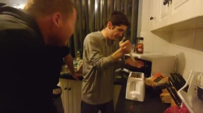 kodishu - Piotrek, na pewni nie włożysz!
#prank #fail #gif #heheszki