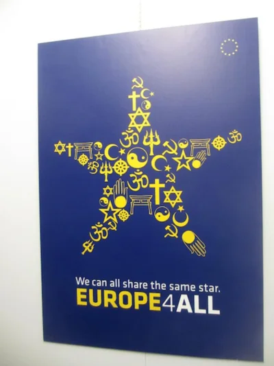 f.....2 - Już wcześniej na plakacie UE znalazł się symbol sierpa i młota, jako symbol...