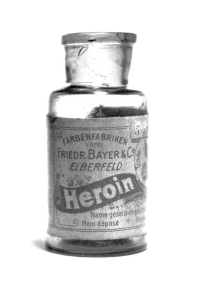 n.....c - > Według Dresera heroina była: silniejsza od morfiny w zwalczaniu bólu, bez...