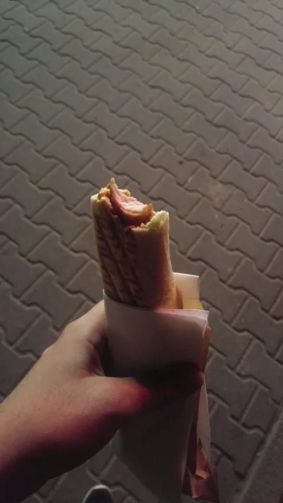 kondzio29 - Plusujcie hotdoga z amerykańskim sosem o 2 rano na stacji