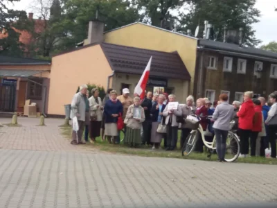 mokreklapki - przed chwilą w drodze, na transparentach napisane "narody modlcie sie o...