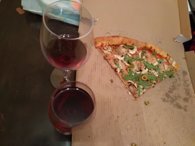 zolwixx - @niemowmojejmamie: mam resztkę pizzy z wczoraj i pół butelki wina, zaprasza...