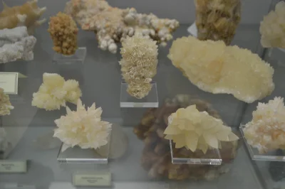 KubaGrom - Kolekcja minerałów w Muzeum Ziemi UAM
Tu akurat różne skupienia kalcytu.
...