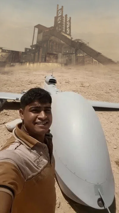 k.....5 - Selfie z dronem który rozbił się w prowincji Samawa obok fabryki cementu ( ...