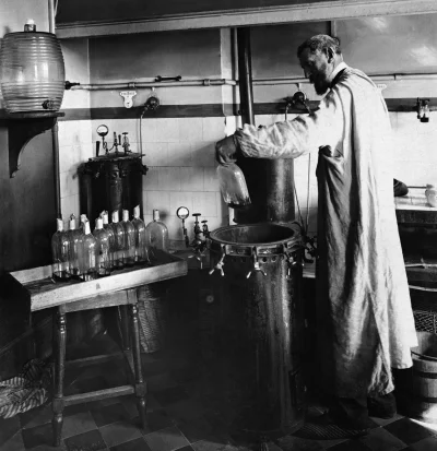 myrmekochoria - Louis Pasteur podczas badań nad bakteriami, 1870.

„Dzięki odkrycio...
