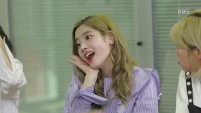 XKHYCCB2dX - #twice vs aegyo #dahyun 
#koreanka #gif