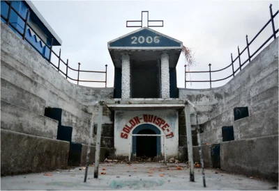 ff_91 - "Znicz jest okrągły, a bramki są dwie". 

Ten "stadion" to grób. Musi w nim...