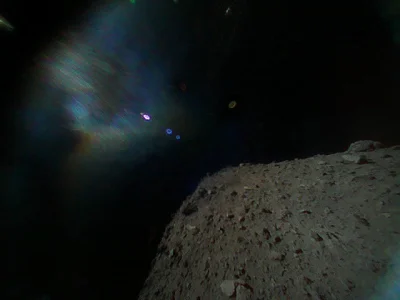c.....g - Zdjęcia z powierzchni planetoidy Ryugu wykonane przez lądownik z sondy Haya...