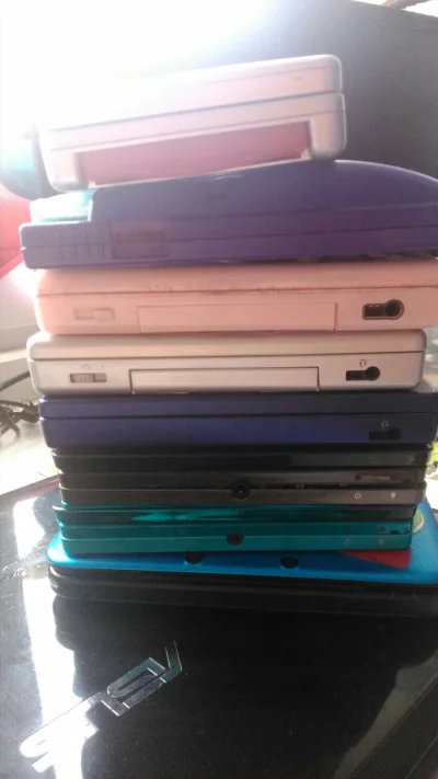 j.....b - Od góry: GBA SP, GameBoy Color, 2xDS Lite, DSi, 2x3DS i 3DS XL 

#nintendo ...