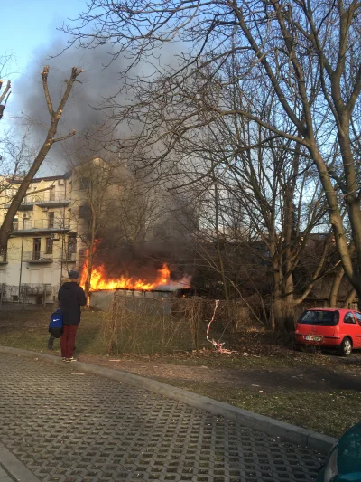 szpila68i - @Kolarzino: @Kolarzino: ostatni stary dom w okolicy. Zaraz blok wyrośnie.