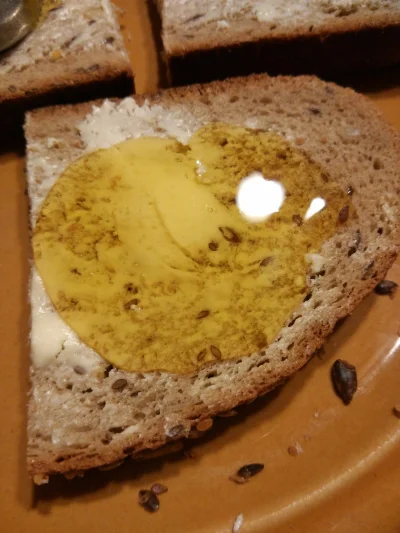 Chlebowy_makaron - Kto szanuje chleb z masłem i miodem zostawia plusa.
#gotujzwykopem