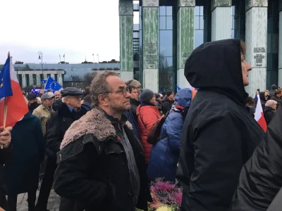 robcen - Ten pan też maszeruje z nimi, w sumie logiczne.