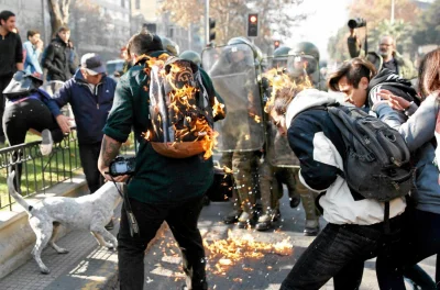 BojWhucie - > Chilijscy studenci protestują przeciwko niesprawiedliwemu i nieefektywn...