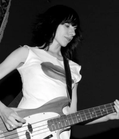 a.....s - #kobietyzgitarami #pjharvey 

PJ Harvey
dla odmiany z basem :3