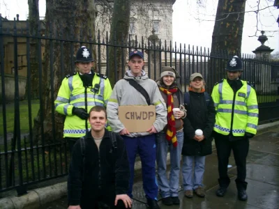 szkorbutny - Gdy policja nie nosi broni ani pałek to ze strachu pozują do zdjęcia Pol...