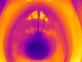 Beto - Obraz z kamery termowizyjnej podczas sikania. Piękne. #sikanie #wc #ciekawostk...