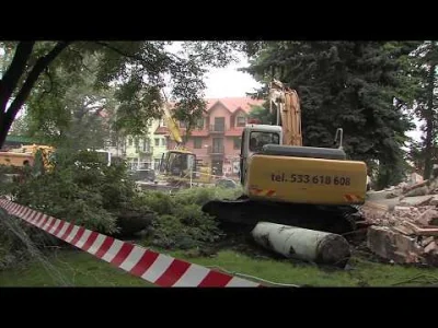 kommie - A miedzy czasie w PL burzenie grobów i postawianie Biedronek: