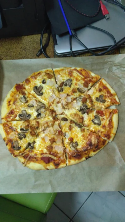 M.....u - Pizza do oceny. Wszystko w piekarniku na blasze. (ʘ‿ʘ)

#gotujzwykopem #piz...