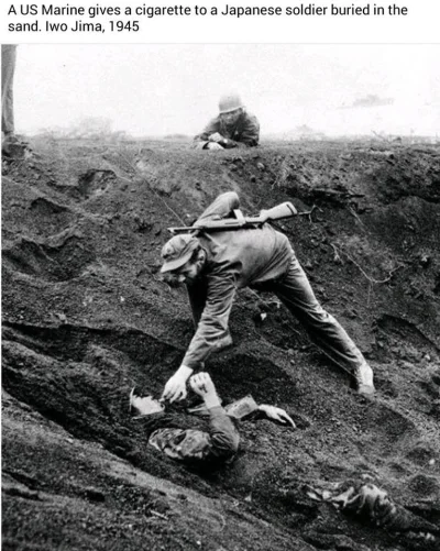 Talvisota - Amerykański marines częstuje papierosem japońskiego żołnierza zakopanego ...