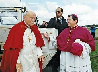 Absence - LOGIKA TVP: Na zdjęciu papież noszący na sobie flagę komunistycznego związk...