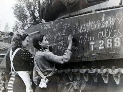 wojna - Holenderskie dziewczęta podpisują się na pancerzu polskiego czołgu 1 Dywizji ...