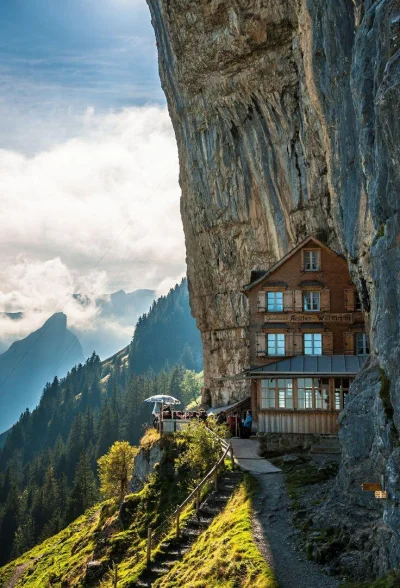 quiksilver - Ukryty, przy zboczu góry w Alpach szwajcarskich drewniany budynek to wyj...