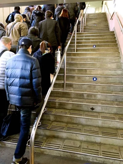 Micawber - Schody w japonskim metrze. Mam nadzieje, ze daje do myslenia.