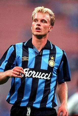 maxwol - @Okatarinabellaczikcziks: Bergkamp w Interze :)