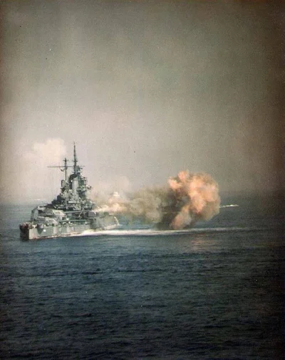 wojna - Na zdjęciu pancernik USS Idaho ostrzeliwuje japońskie pozycje na Okinawie 1 k...