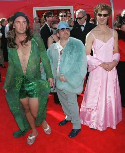 Nosradamo - @mokrysenpolonisty: 20 lat temu na oscarach też byli goście w sukienkach ...