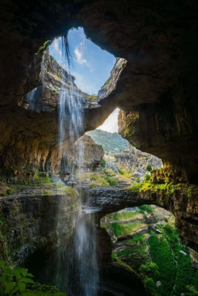 Niedowiarek - Wodospad Baatara wpadający do Jaskini Trzech Mostów w Libanie.



Wincy...