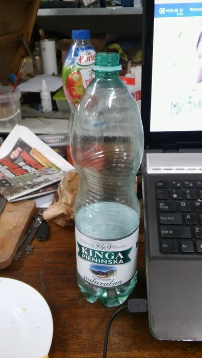 F.....k - @medykydem: W tej butelce było jeszcze przed chwilą półtora litra wody. ( ͡...