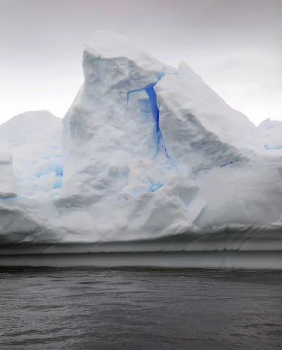 n.....r - > Blue Glow of an Antarctic Iceberg

#earthporn #antarktyda