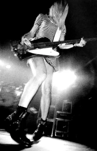 a.....s - #kobietyzgitarami 

Kim Gordon