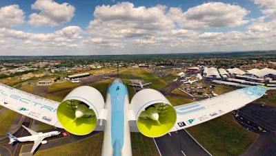 mikii77 - Prototyp elektrycznego samolotu Airbus E-fan oblatany w 2014. W tle targi B...