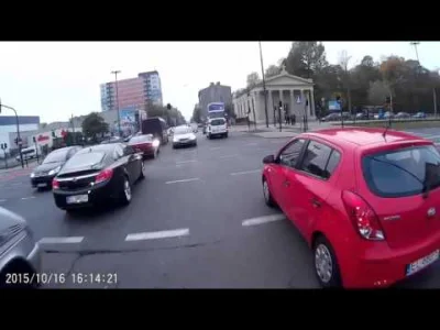 Lluc - Zamiast zadzwonić po policję/SM to się czai jak jakiś komandos na misji. Troch...