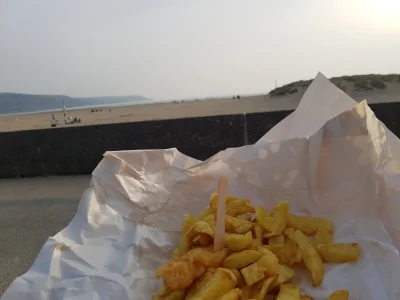 adekad - Fish and chips o zachodzie słońca nad morzem. Jest fajnie (⌐ ͡■ ͜ʖ ͡■) #jedz...