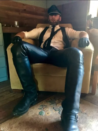 Lukardio - #ladnypan #mrleather #leathermen
#leathermen