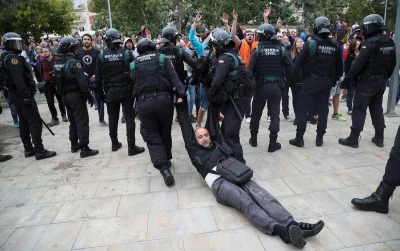 Kielek96 - Dzielny Hiszpański policjant pomaga Katalończykowi przejść przez ulice ( ͡...