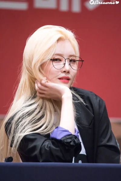 M.....m - #kimlip #loona #koreanka #azjatki #ladnapani