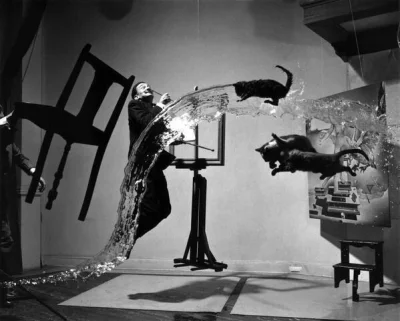 A.....i - Salvador Dali na zdjęciu pt. 'Dali Atomicus' autorstwa Philippe Halsmana. 
...