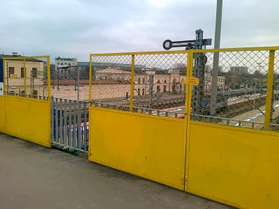 A.....o - Białystok, dworzec PKP. Wiecie po co są te żółte kratki na pomostach? Żeby ...