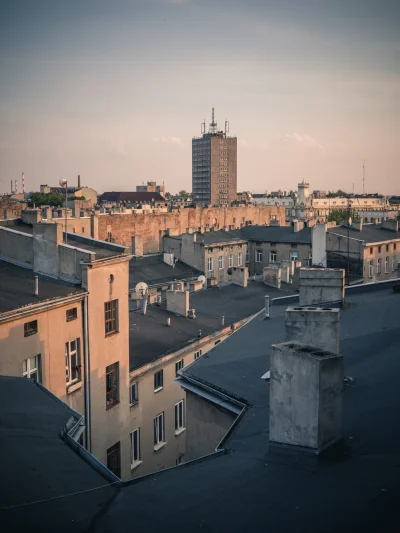 punkgrrl - Oglądanie miasta z wysokości jest super. Ale oglądanie Łodzi z dachu kamie...