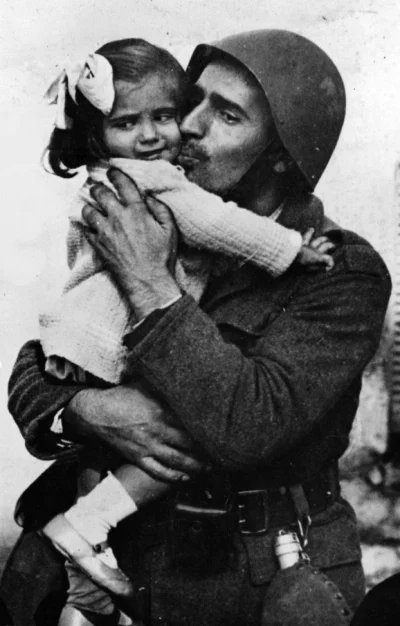 Rajtuz - Grecki żołnierz żegna się z córką przed wyruszeniem na front. 1940 r.

#foto...