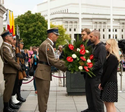 V.....o - W bluzie z kapturem na oficjalne uroczystości. Partia Razem nową jakością w...