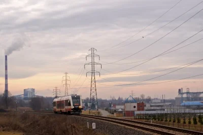 babisuk - Na zdjęciu widzimy na pierwszym planie Pesę 218M, w tle po prawej jest Cent...