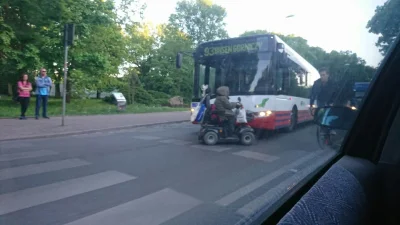 FHA96 - @Angelofdeath @mistejk chodzi o babkę, która blokuje w Szczecinie tramwaje or...